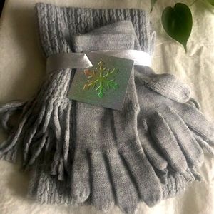 New York & Co knit gloves & scarf set